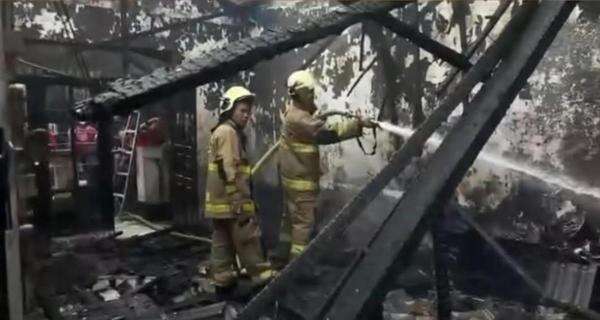 Puluhan Rumah dan Pabrik Lumpia di Duren Sawit Jaktim Ludes Terbakar Puluhan Rumah dan Pabrik Lumpia di Duren Sawit Jaktim Ludes Terbakar