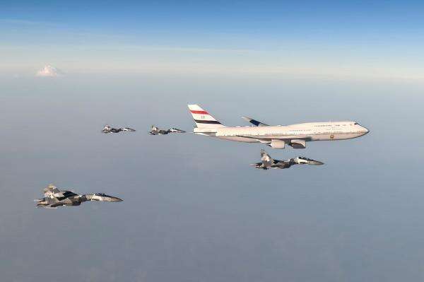 Penampakan Jet Tempur Sukhoi Kawal Pesawat Presiden Mesir saat Masuk ke Indonesia Penampakan Jet Tempur Sukhoi Kawal Pesawat Presiden Mesir saat Masuk ke Indonesia