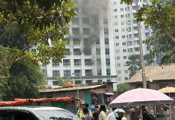 Apartemen di Tanah Abang Kebakaran, 14 Orang Dievakuasi Apartemen di Tanah Abang Kebakaran, 14 Orang Dievakuasi