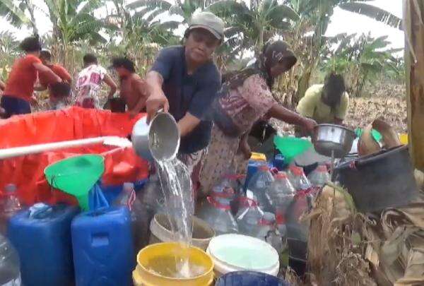 6 Bulan Dilanda Kekeringan, Warga Grobogan Tinggalkan Pekerjaan demi Antre Air Bersih 6 Bulan Dilanda Kekeringan, Warga Grobogan Tinggalkan Pekerjaan demi Antre Air Bersih