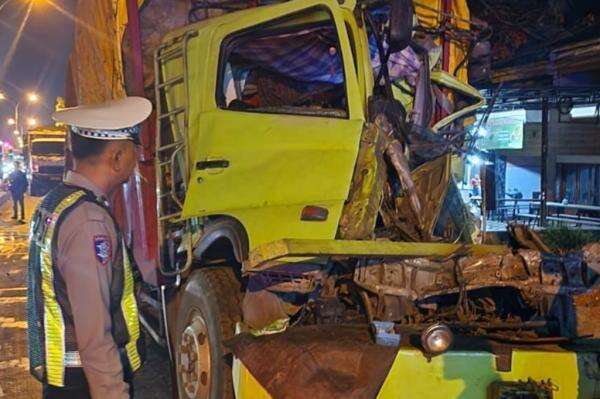 Kecelakaan Beruntun 3 Truk dan 1 Motor di Lamongan, 1 Orang Tewas Kecelakaan Beruntun 3 Truk dan 1 Motor di Lamongan, 1 Orang Tewas
