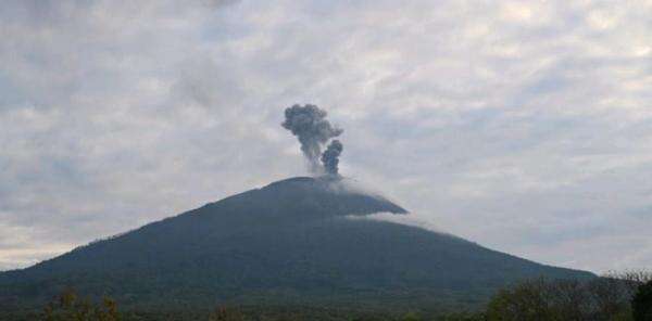 Gunung Ile Lewotolok di NTT Kembali Erupsi, Kirim Kolom Asap hingga 600 Meter Gunung Ile Lewotolok di NTT Kembali Erupsi, Kirim Kolom Asap hingga 600 Meter