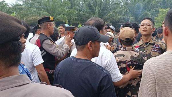 Demo Desak Dugaan Penganiayaan Aktivis di Asahan, Mahasiswa dan Ormas Nyaris Bentrok Demo Desak Dugaan Penganiayaan Aktivis di Asahan, Mahasiswa dan Ormas Nyaris Bentrok