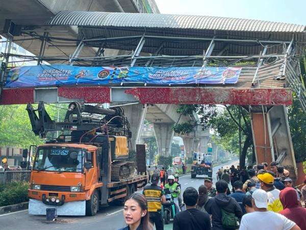 Evakuasi Truk Tabrak JPO di Mampang, Polisi Lakukan Rekayasa Lalu Lintas Evakuasi Truk Tabrak JPO di Mampang, Polisi Lakukan Rekayasa Lalu Lintas