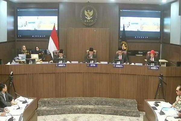 DKPP Gelar Sidang Pelanggaran Etik KPU Terkait Pencalonan Jokowi sebagai Kepala Daerah dan Presiden DKPP Gelar Sidang Pelanggaran Etik KPU Terkait Pencalonan Jokowi sebagai Kepala Daerah dan Presiden