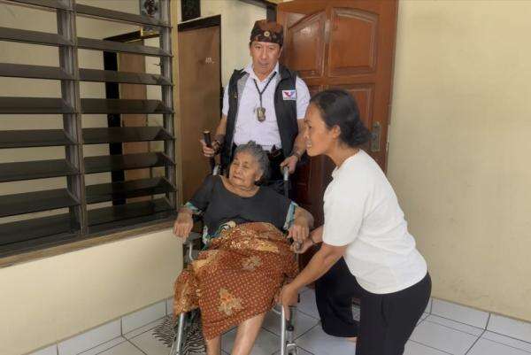 Wujud Karma Baik, Bantuan Kursi Roda Perindo Pulihkan Semangat Hidup Lansia Buleleng Wujud Karma Baik, Bantuan Kursi Roda Perindo Pulihkan Semangat Hidup Lansia Buleleng
