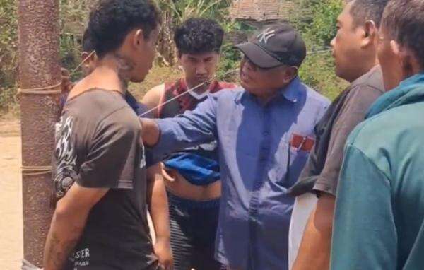 Tepergok Iseng Bakar Lahan, Pemuda di Jombang Dihajar Warga dan Diikat di Tiang Tepergok Iseng Bakar Lahan, Pemuda di Jombang Dihajar Warga dan Diikat di Tiang