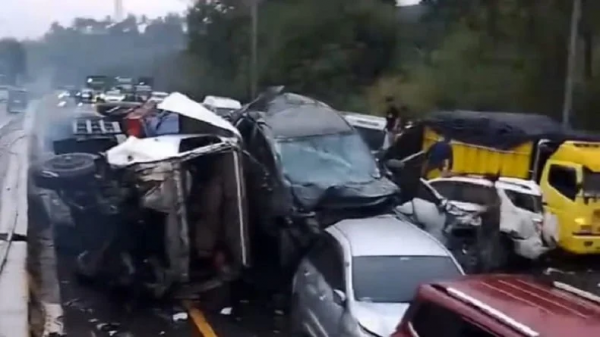 Detik-detik Kecelakaan Beruntun Di Tol Purbaleunyi, Mobil Bertabrakan ...