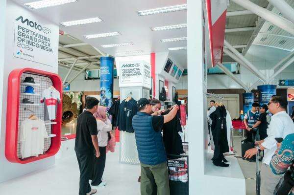 Sambut MotoGP Mandalika, Pertamina Retail Buka Booth Merchandise Resmi di Bandara Lombok Sambut MotoGP Mandalika, Pertamina Retail Buka Booth Merchandise Resmi di Bandara Lombok