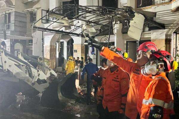 Ledakan Pipa Gas di Grand Polonia Medan Hancurkan Rumah, 1 Orang Tewas dan 2 Masih Tertimbun Ledakan Pipa Gas di Grand Polonia Medan Hancurkan Rumah, 1 Orang Tewas dan 2 Masih Tertimbun