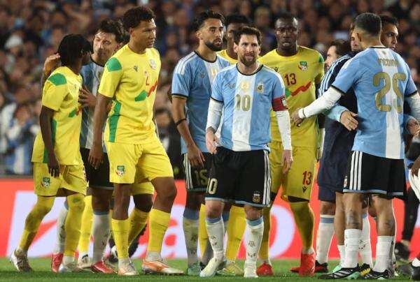 Lionel Messi Terganggu di Laga Perpisahan, Pemain Benin Bikin Jengkel Lionel Messi Terganggu di Laga Perpisahan, Pemain Benin Bikin Jengkel