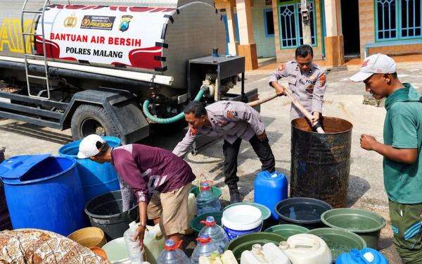 Kekeringan Parah Melanda Malang, Polisi Turun Tangan Kirim Air Bersih Kekeringan Parah Melanda Malang, Polisi Turun Tangan Kirim Air Bersih