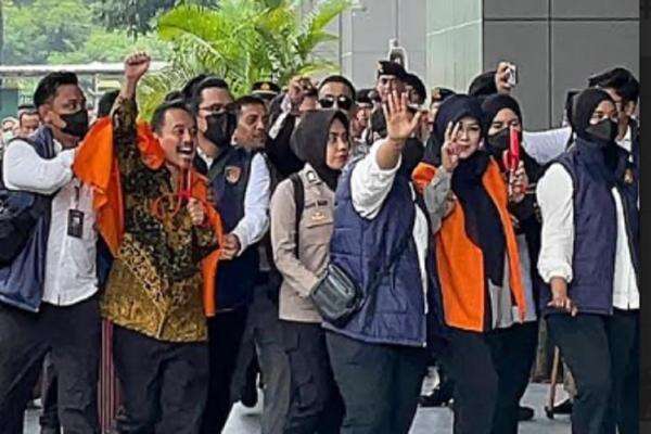 Keluarga Roy Suryo dan Dokter Tifa Resmi Ajukan Penangguhan Penahanan Keluarga Roy Suryo dan Dokter Tifa Resmi Ajukan Penangguhan Penahanan