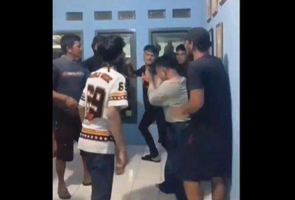 7 Karyawan SPPG di Cianjur Dianiaya Sekelompok Orang gegara Kesal Ditolak Kerja 7 Karyawan SPPG di Cianjur Dianiaya Sekelompok Orang gegara Kesal Ditolak Kerja