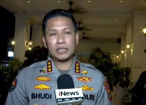 Polisi Temukan Tumpukan Uang Dolar AS dan Singapura saat Geledah Kafe di Cipete Jaksel Polisi Temukan Tumpukan Uang Dolar AS dan Singapura saat Geledah Kafe di Cipete Jaksel