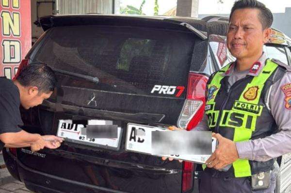 Viral Pelat Nomor Pajero di Sragen Bikin Heboh, Pengemudi Ditilang dan Minta Maaf Viral Pelat Nomor Pajero di Sragen Bikin Heboh, Pengemudi Ditilang dan Minta Maaf