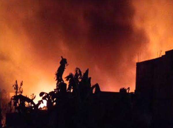 Kebakaran Hebat Melanda Gudang Paralon di Legok Tangerang, 15 Unit Damkar Dikerahkan Kebakaran Hebat Melanda Gudang Paralon di Legok Tangerang, 15 Unit Damkar Dikerahkan