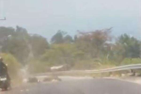 Kecelakaan Motor Rem Blong di Turunan Cangar Mojokerto Tabrak Tebing, 2 Orang Luka Kecelakaan Motor Rem Blong di Turunan Cangar Mojokerto Tabrak Tebing, 2 Orang Luka