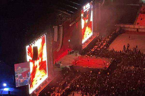 St. Loco Buka Konser Avenged Sevenfold di JIS, Cover Lagu Bento dari Iwan Fals St. Loco Buka Konser Avenged Sevenfold di JIS, Cover Lagu Bento dari Iwan Fals