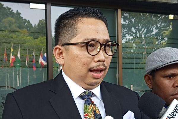 Diusir dari Sidang Ijazah Gibran, Rullyandi Laporkan Hakim MK Saldi Isra dan Arsul Sani ke MKMK Diusir dari Sidang Ijazah Gibran, Rullyandi Laporkan Hakim MK Saldi Isra dan Arsul Sani ke MKMK