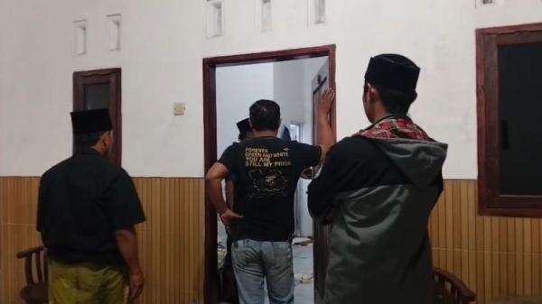 Kades di Pasuruan Digerebek Warga Saat Berduaan dengan Istri Orang di Kos, Kini Didesak Mundur Kades di Pasuruan Digerebek Warga Saat Berduaan dengan Istri Orang di Kos, Kini Didesak Mundur
