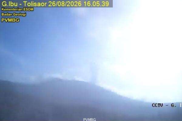 Gunung Ibu Erupsi, Kolom Abu Tebal 500 Meter Membubung ke Langit Gunung Ibu Erupsi, Kolom Abu Tebal 500 Meter Membubung ke Langit