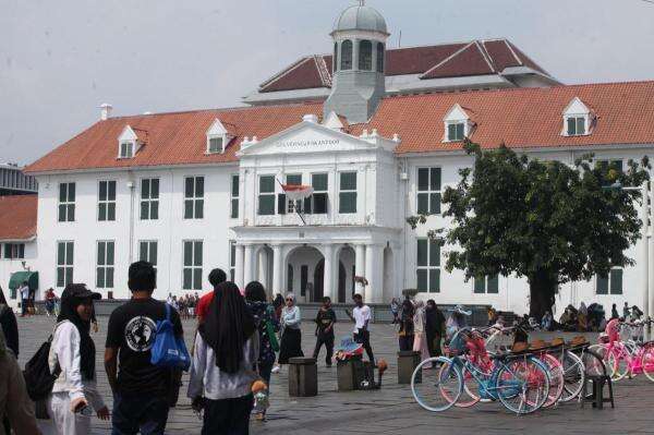 Abu Vulkanik Gunung Anak Krakatau Menyebar hingga Jakarta, Kawasan Wisata Kota Tua Masih Dibuka Abu Vulkanik Gunung Anak Krakatau Menyebar hingga Jakarta, Kawasan Wisata Kota Tua Masih Dibuka