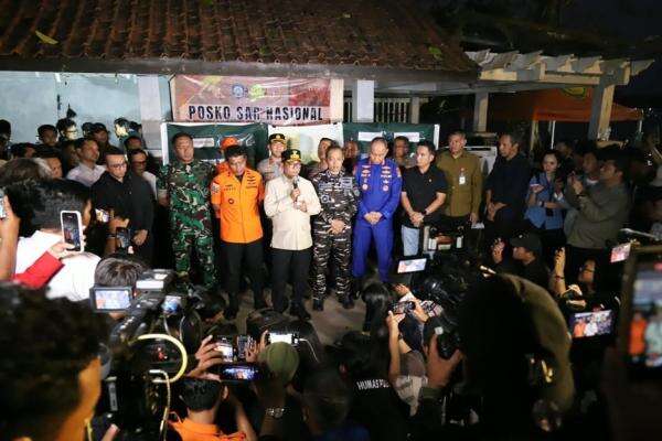 Pencarian 5 Jurnalis Dihentikan, Pemred iNews: Kami Masih Mengharapkan Keselamatan Mereka Pencarian 5 Jurnalis Dihentikan, Pemred iNews: Kami Masih Mengharapkan Keselamatan Mereka