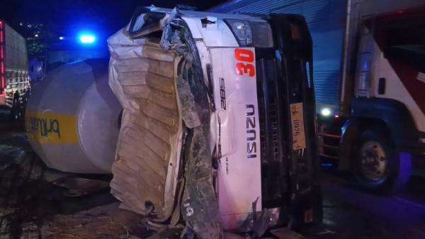 2 Truk Tabrakan di Pantura Tuban, Sopir Terjepit 2 Truk Tabrakan di Pantura Tuban, Sopir Terjepit