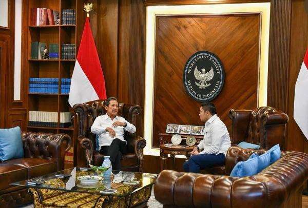 Seskab Teddy Bertemu Menteri KP Trenggono, Bahas Progres 100 Kampung Nelayan Seskab Teddy Bertemu Menteri KP Trenggono, Bahas Progres 100 Kampung Nelayan
