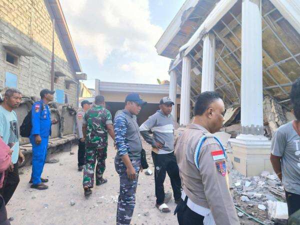Tangani Korban Gempa NTT, Rumah Sakit Lapangan Beroperasi di Manggarai Tangani Korban Gempa NTT, Rumah Sakit Lapangan Beroperasi di Manggarai