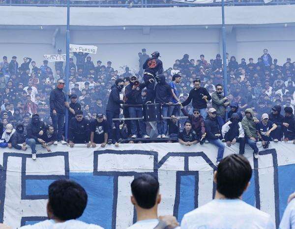 Pesan Persib Bandung untuk Bobotoh Usai FIFA Registration Ban Resmi Dicabut Pesan Persib Bandung untuk Bobotoh Usai FIFA Registration Ban Resmi Dicabut