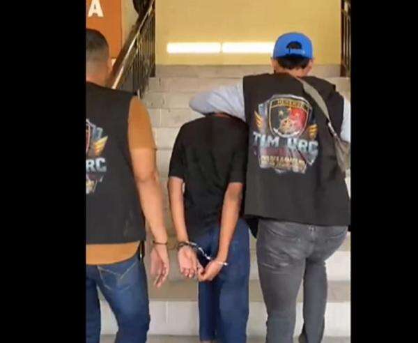 Bejat! 3 Remaja di Sampang Perkosa Siswi SMP di Toilet Sekolah, Aksinya Direkam Ponsel Bejat! 3 Remaja di Sampang Perkosa Siswi SMP di Toilet Sekolah, Aksinya Direkam Ponsel