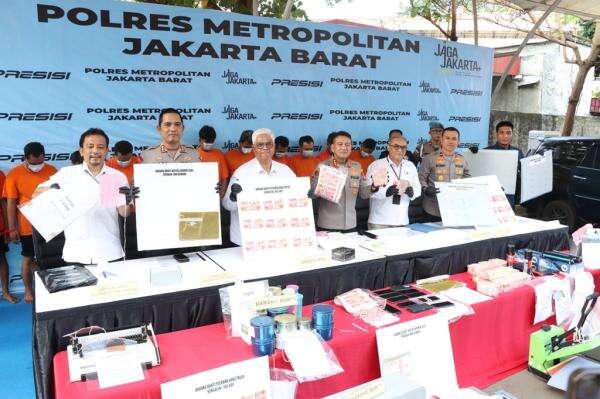 Polres Jakbar Bongkar Sindikat Uang Palsu Rp1,5 Miliar, Tangkap 11 Orang Polres Jakbar Bongkar Sindikat Uang Palsu Rp1,5 Miliar, Tangkap 11 Orang
