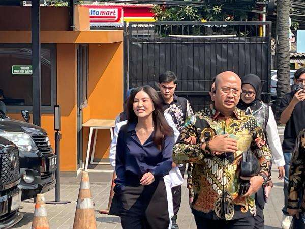 Siap Pertahankan Anak, Sarwendah Hadiri Sidang Gugatan Hak Asuh di PN Jaksel Siap Pertahankan Anak, Sarwendah Hadiri Sidang Gugatan Hak Asuh di PN Jaksel