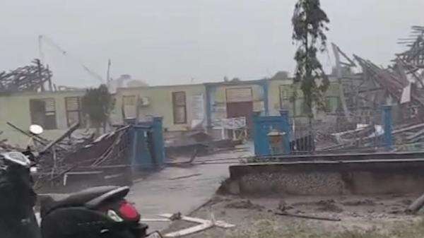 Puting Beliung Rusak Sekolah dan Rumah Warga di Bengkalis, Siswa Diliburkan Puting Beliung Rusak Sekolah dan Rumah Warga di Bengkalis, Siswa Diliburkan
