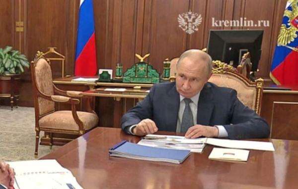 Heboh! Presiden Putin Putar Pulpen di Meja Heboh! Presiden Putin Putar Pulpen di Meja