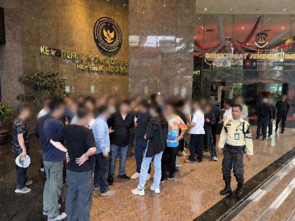Imigrasi Amankan 55 WN Tiongkok di BSD Terkait Dugaan Penyalahgunaan Izin Tinggal Imigrasi Amankan 55 WN Tiongkok di BSD Terkait Dugaan Penyalahgunaan Izin Tinggal
