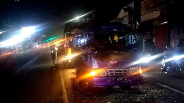 3 Kendaraan Tabrakan Beruntun di Jombang, 2 Truk dan Elf 3 Kendaraan Tabrakan Beruntun di Jombang, 2 Truk dan Elf