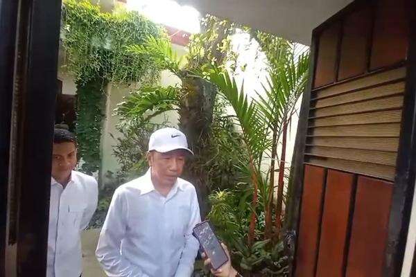 Jokowi Selalu Absen di Gugatan Perdata Ijazah, Pengacara Roy Suryo: Perma Menyebutkan Tergugat Harus Hadir Jokowi Selalu Absen di Gugatan Perdata Ijazah, Pengacara Roy Suryo: Perma Menyebutkan Tergugat Harus Hadir