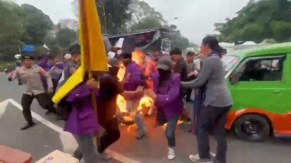 Demo di Depan Istana Bogor Diwarnai Bakar Ban, Api Menyambar Mahasiswa dan Polisi Demo di Depan Istana Bogor Diwarnai Bakar Ban, Api Menyambar Mahasiswa dan Polisi