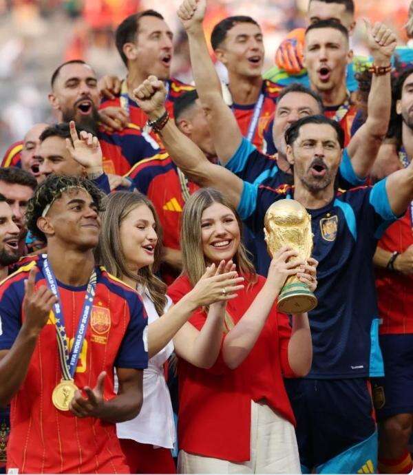 Mengenal Putri Leonor, Calon Ratu Spanyol yang Viral Usai Berfoto dengan Trofi Piala Dunia 2026 Mengenal Putri Leonor, Calon Ratu Spanyol yang Viral Usai Berfoto dengan Trofi Piala Dunia 2026