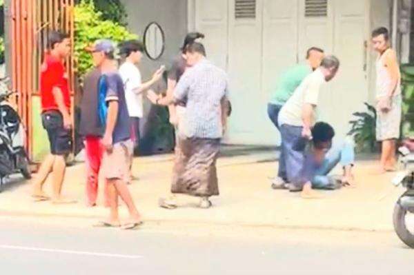 Tepergok Mencuri, Maling Motor di Mojokerto Babak Belur Diamuk Warga Tepergok Mencuri, Maling Motor di Mojokerto Babak Belur Diamuk Warga