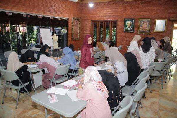 Rustini Muhaimin Dorong Kemandirian Santri Lewat Pelatihan Menjahit Rustini Muhaimin Dorong Kemandirian Santri Lewat Pelatihan Menjahit