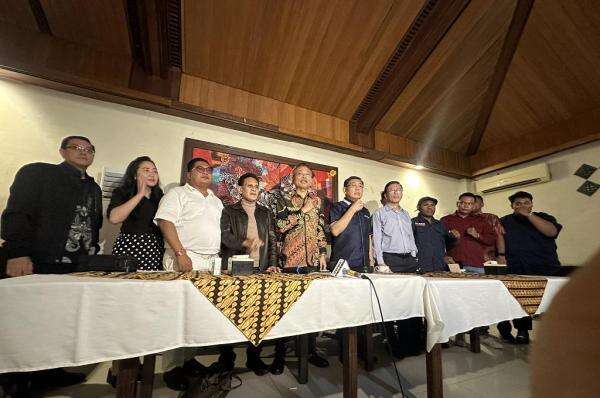 Roy Suryo dan Tifa Batal Ditahan, Kubu Jokowi Sindir Kado Istimewa hingga Ada Orang Kuat Roy Suryo dan Tifa Batal Ditahan, Kubu Jokowi Sindir Kado Istimewa hingga Ada Orang Kuat