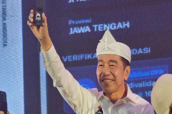 Jokowi Pamer KTA PSI, Ini Analisis Ray Rangkuti Jokowi Pamer KTA PSI, Ini Analisis Ray Rangkuti