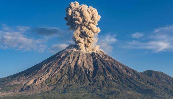 Gunung Semeru Meletus, BMKG Catat Sebaran Debu Vulkanik Capai 15 Ribu Kaki Gunung Semeru Meletus, BMKG Catat Sebaran Debu Vulkanik Capai 15 Ribu Kaki