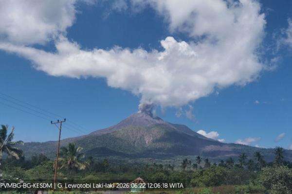 Gunung Lewotobi Laki-laki di NTT Erupsi, Kolom Abu Tebal Setinggi 400 Meter Gunung Lewotobi Laki-laki di NTT Erupsi, Kolom Abu Tebal Setinggi 400 Meter