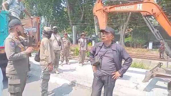 Sempat Diwarnai Perlawanan, Belasan Bangunan Liar di Frontage Road Dibongkar Satpol PP Sidoarjo Sempat Diwarnai Perlawanan, Belasan Bangunan Liar di Frontage Road Dibongkar Satpol PP Sidoarjo