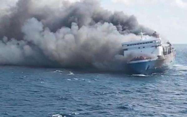 KM Mutiara Santosa 2 Terbakar di Sumenep, Evakuasi 225 Penumpang Libatkan 8 Kapal KM Mutiara Santosa 2 Terbakar di Sumenep, Evakuasi 225 Penumpang Libatkan 8 Kapal